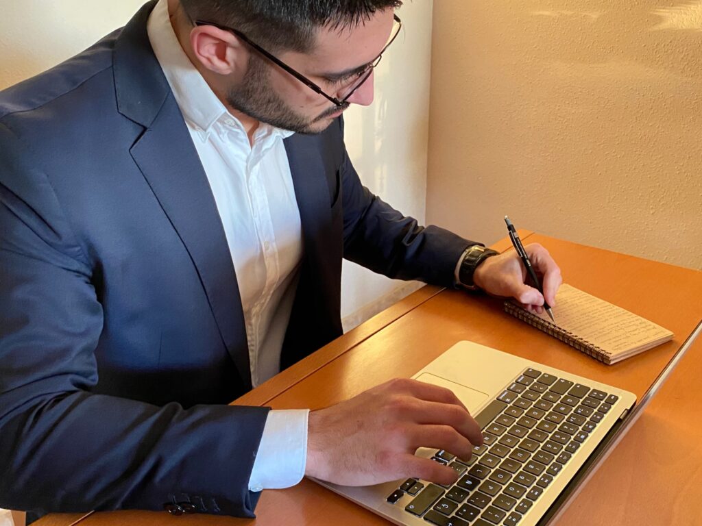 David Barberá Filósofo y escritor tomando notas del ordenador y en libreta