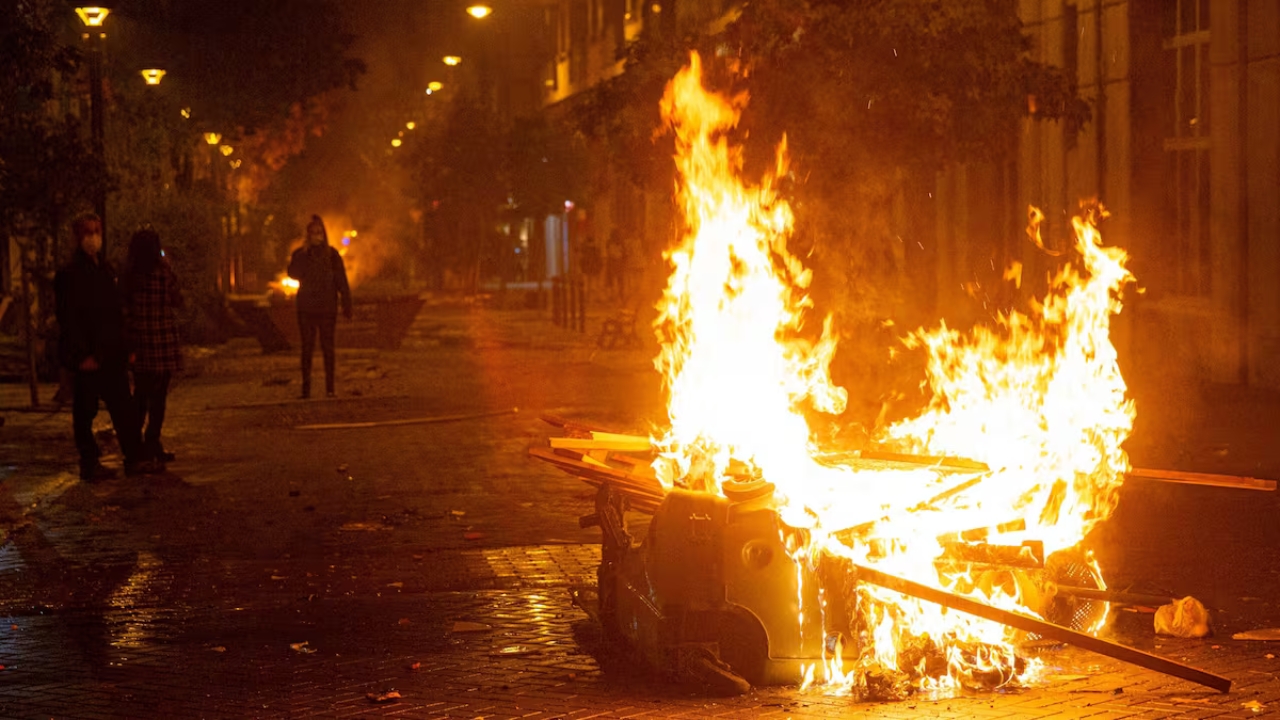 Imagen de un contenedor en llamas por unas protestas