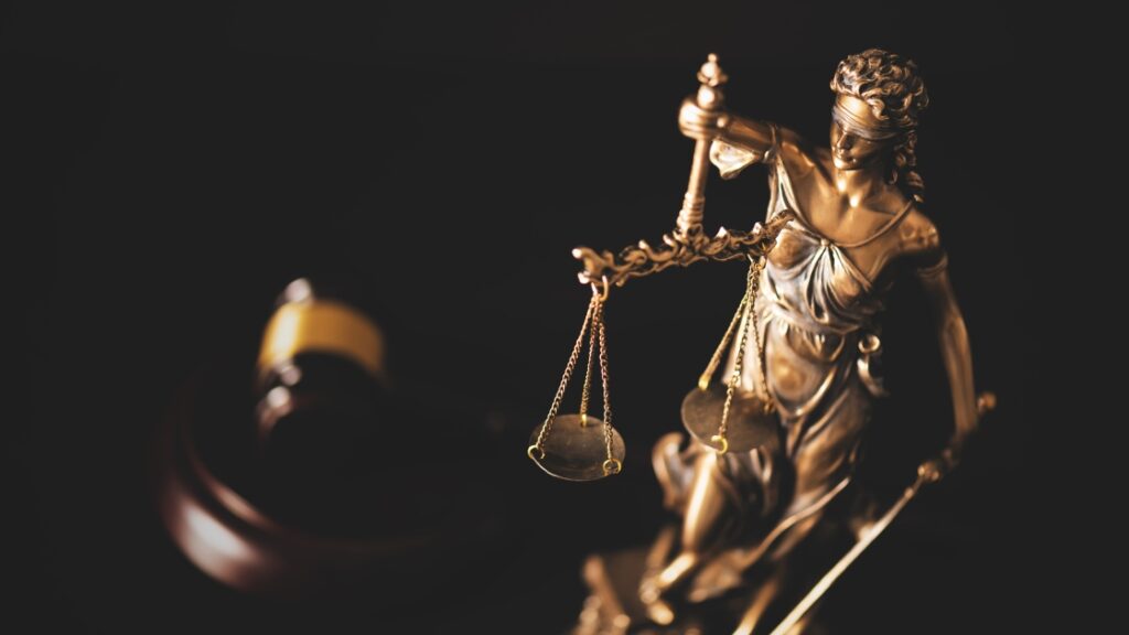 Una figura en bronce que representa a Temis, diosa de la Justicia griega