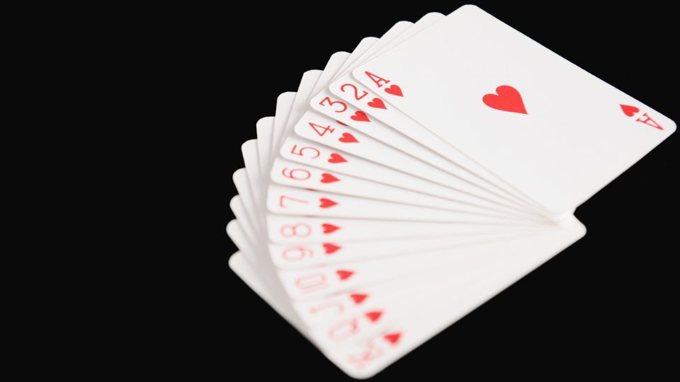 Cartas del palo de los corazones extendidas en forma de abanico y ordenadas