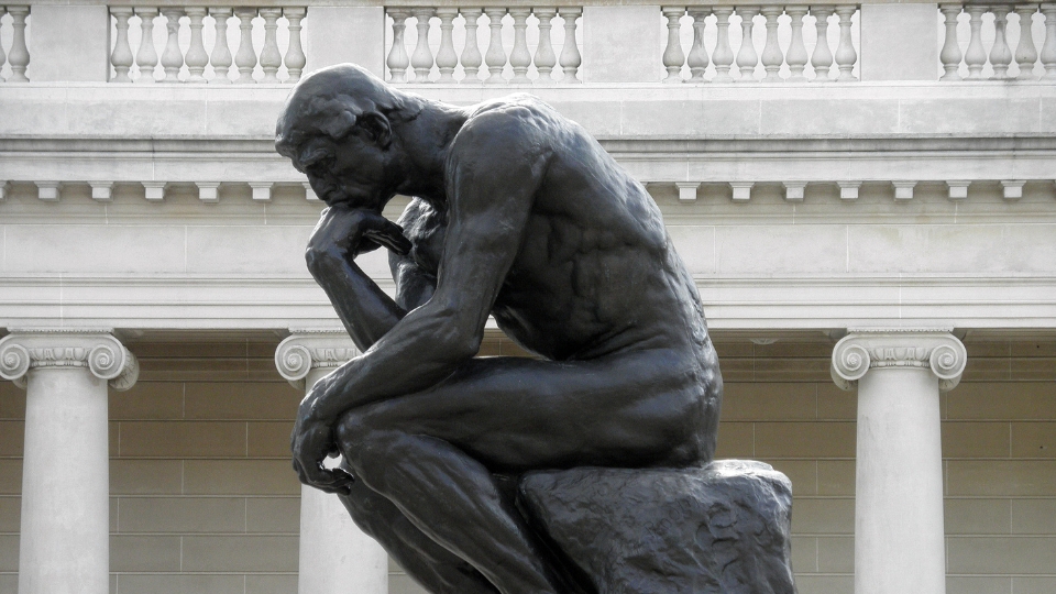 Fotografía de la famosa escultura El Pensador tomada de perfil, del escultor Auguste Rodin